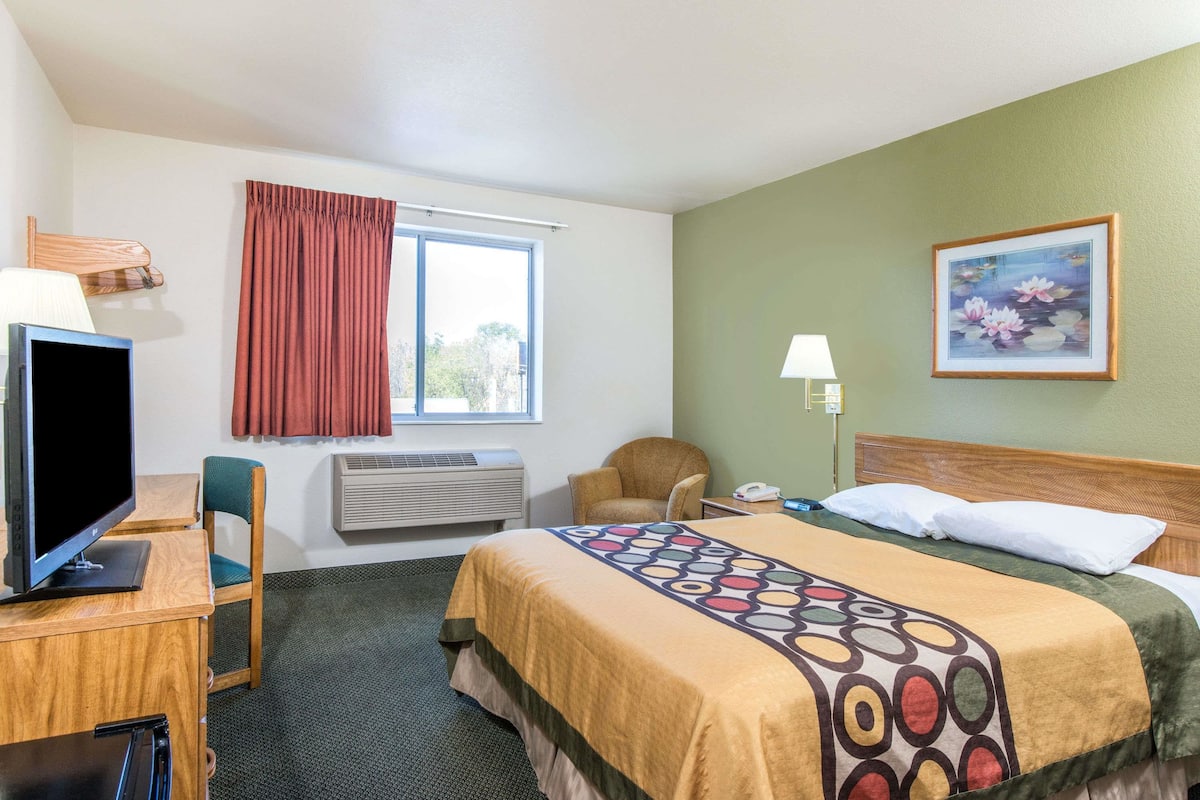 Desk, iron/ironing board, free cribs/infant beds, free WiFi