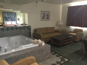 Deep-soaking bathtub - Super 8 by Wyndham West Middlesex/Sharon Area (West Middlesex)