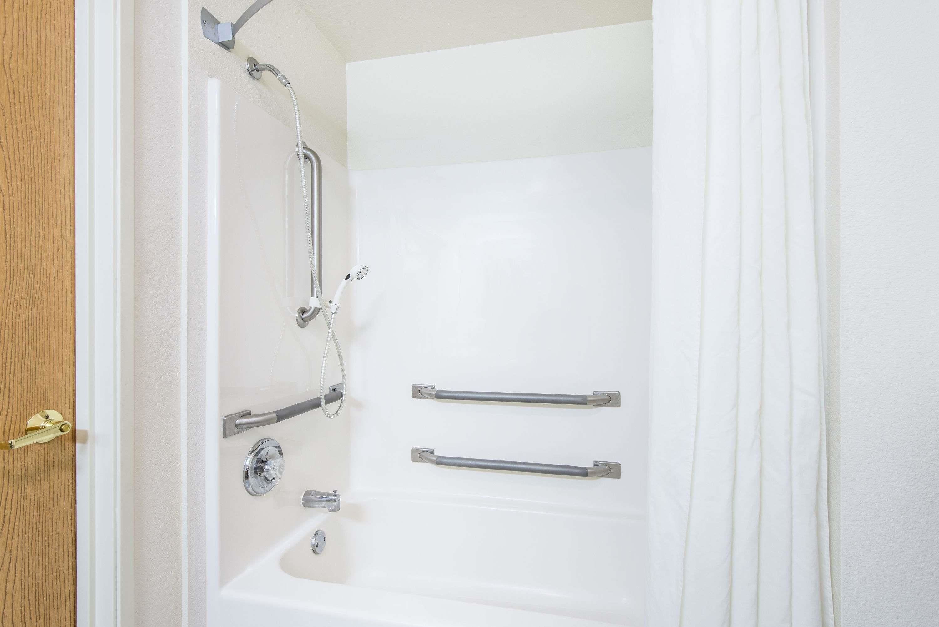 Standard Room, 1 Queen Bed, Accessible, Non Smoking (Mobility Accessible) | Bathroom | Free toiletries, towels