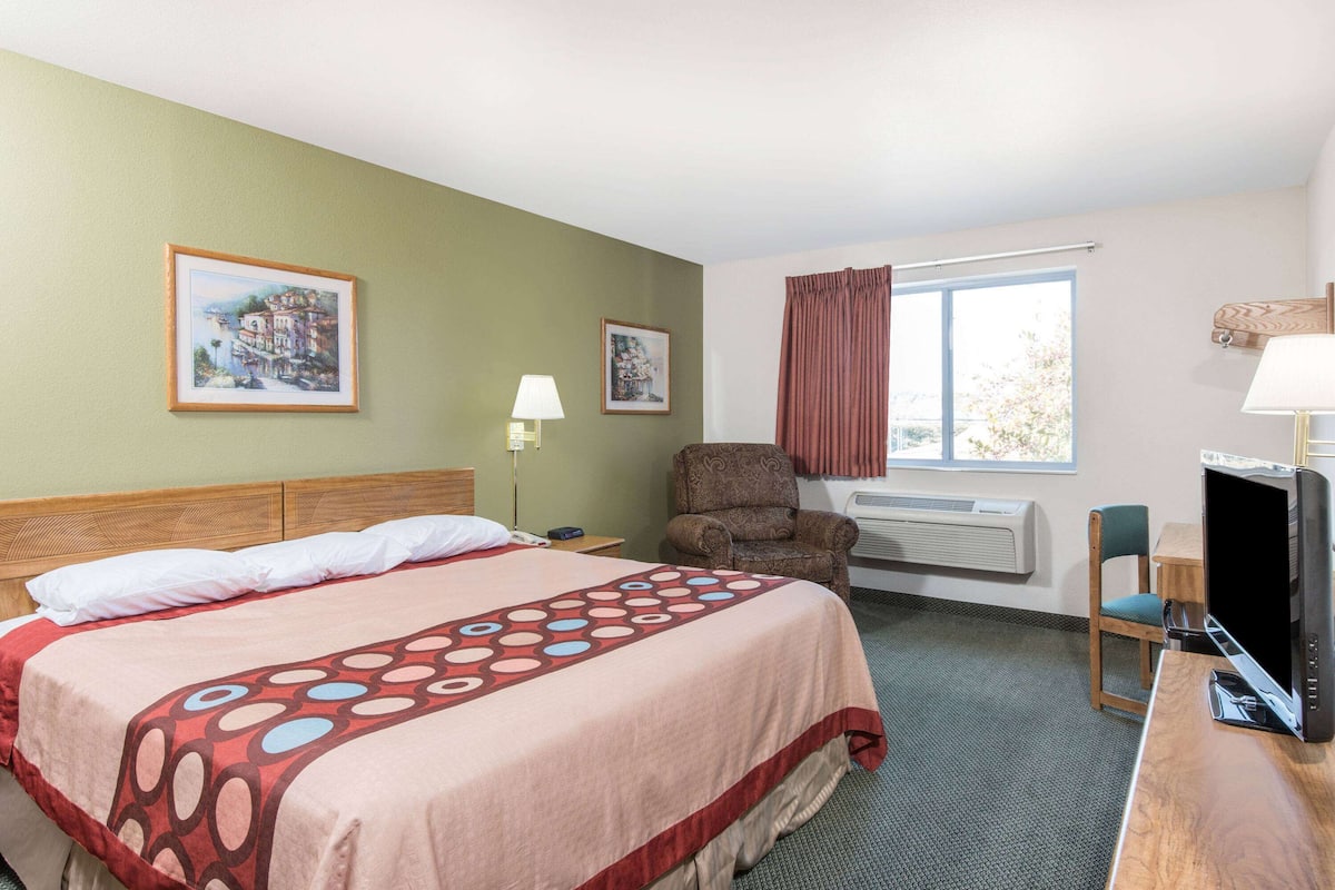 Standard Room, 1 King Bed, Non Smoking | Desk, iron/ironing board, free cribs/infant beds, free WiFi
