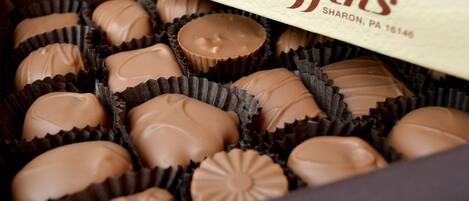 Une boîte de chocolats portant une étiquette indiquant : « Daffin's, Sharon, PA 16145 ».