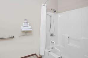 Habitación, 1 cama Queen size, con acceso para personas discapacitadas (Tub with Grab Bars) | Baño | Secadora de cabello y toallas 