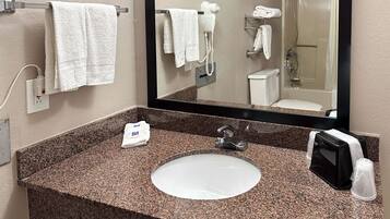 Combined shower/tub, free toiletries, hair dryer, towels