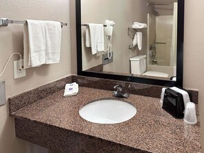 Combined shower/tub, free toiletries, hair dryer, towels - Motel 6 Atlanta, GA – Atlanta Airport East (Atlanta)
