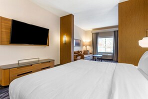 Desk, laptop workspace, blackout drapes, iron/ironing board - Fairfield by Marriott Inn & Suites Sandusky (Sandusky)