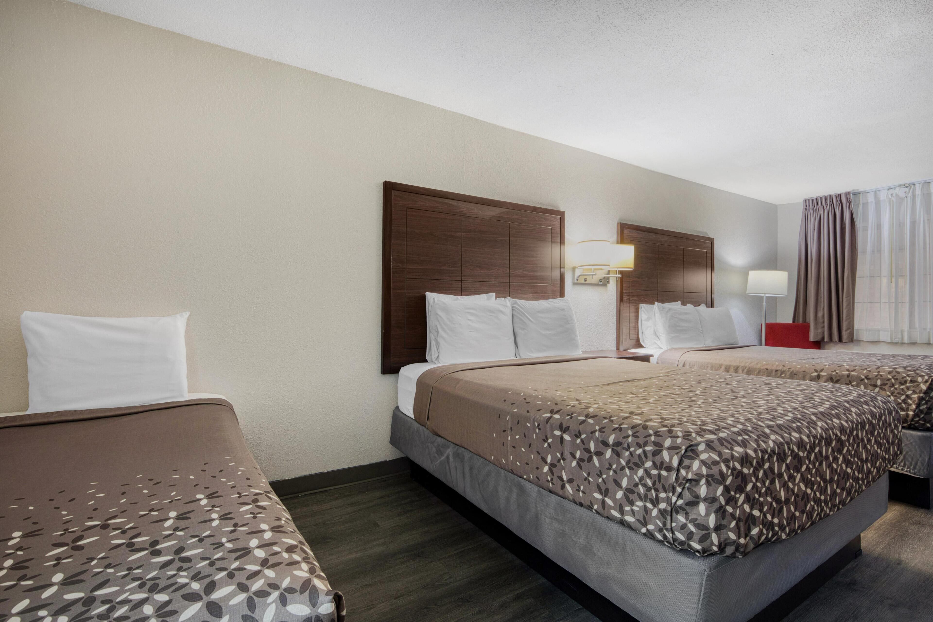 Standard-huone, useita sänkyjä, tupakointi kielletty, jääkaappi ja mikroaaltouuni | Egyptinpuuvillaiset lakanat, ylelliset vuodevaatteet, pimennysverhot