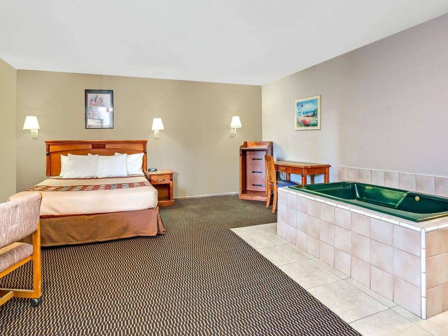 Studio Suite, 1 King Bed, Non Smoking, Jetted Tub | Blackout drapes, iron/ironing board, free cribs/infant beds