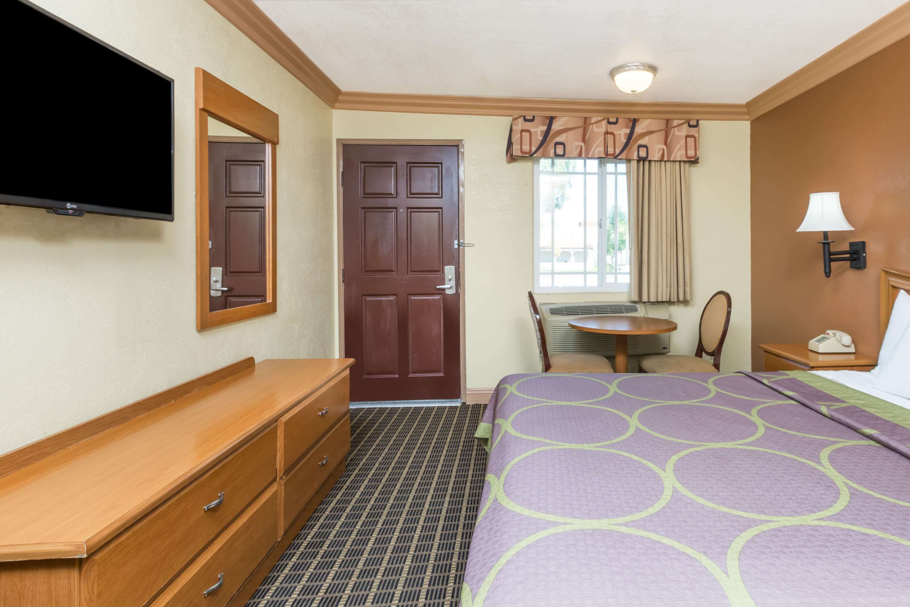 Foto - Super 8 by Wyndham Azusa