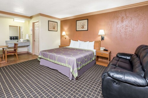 Super 8 by Wyndham Azusa