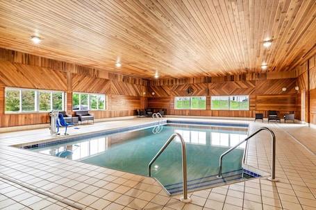 Una piscina techada. Super 8 by Wyndham Osseo WI