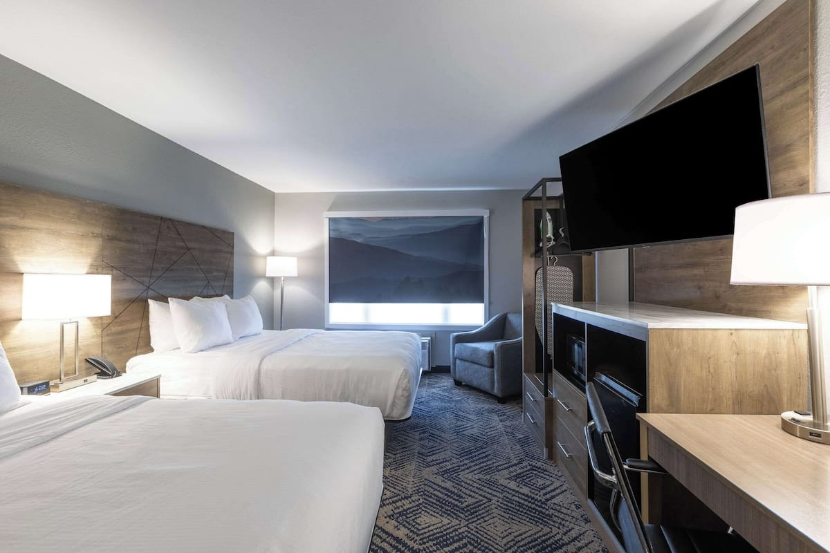 1 bedroom, pillowtop beds, desk, laptop workspace