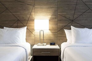 特厚豪華床墊、書桌、手提電腦工作空間、免費 Wi-Fi
