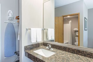 Bañera con ducha, artículos de tocador gratuitos, toallas