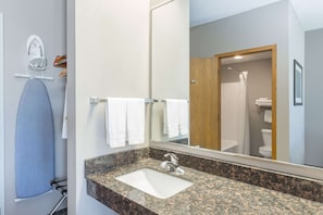 Ensemble douche/baignoire, articles de toilette gratuits