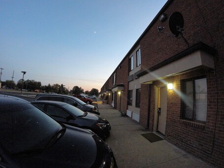 Fachada de la propiedad por la tarde o noche