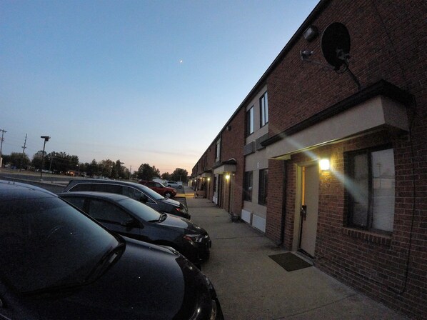 Fachada de la propiedad por la tarde o noche