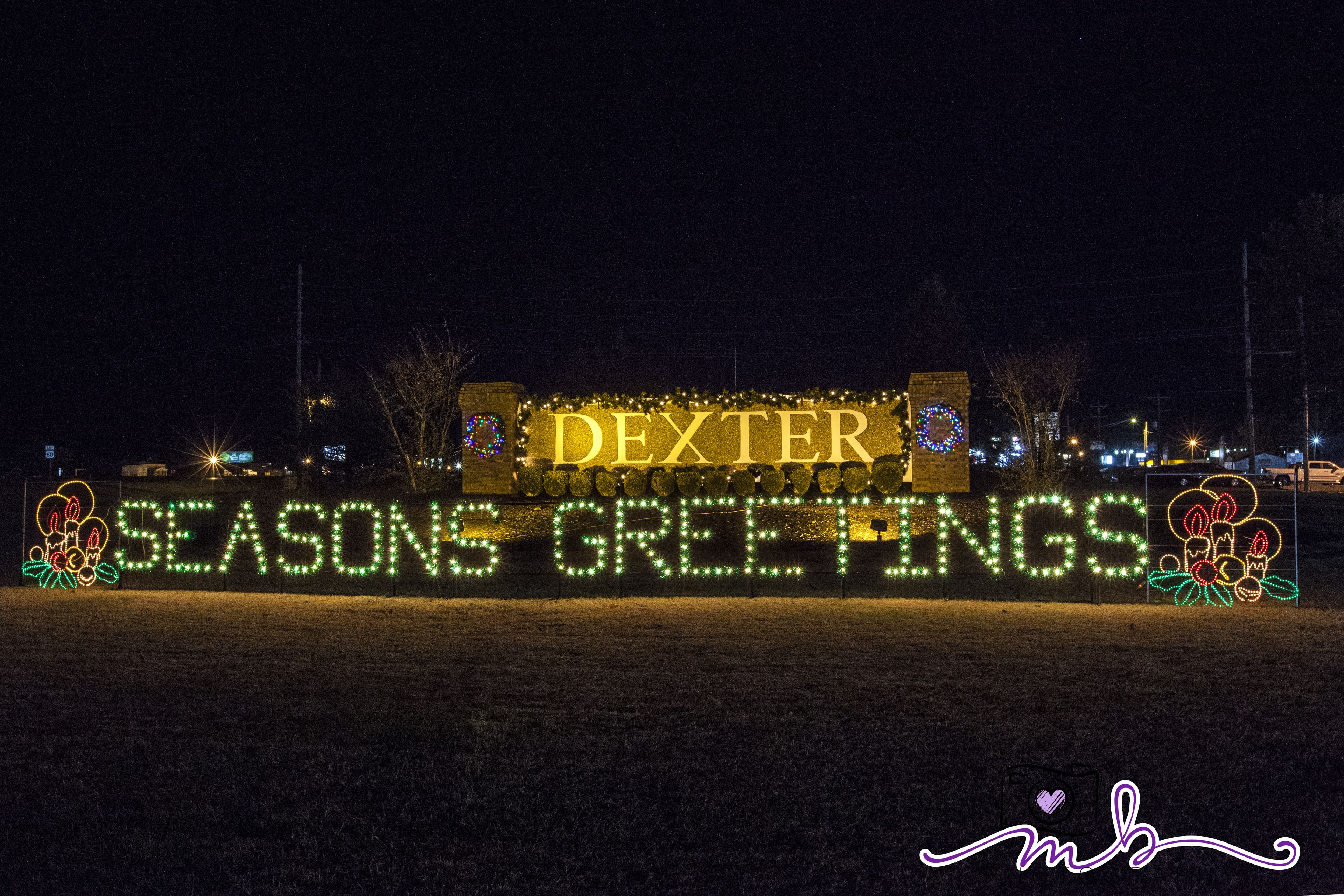 Un letrero iluminado con el texto 'DEXTER SEASON'S GREETINGS'.
