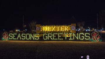 Un letrero iluminado con el texto 'DEXTER SEASON'S GREETINGS'.