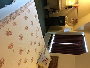 Standard Room, 1 Queen Bed | 1 bedroom, desk, blackout drapes, free WiFi