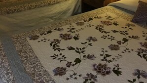 書桌、遮光布/窗簾、免費無線上網、床單