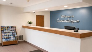 Una recepción con una pared azul y un letrero que dice 'Welcome to Canandaigua'.