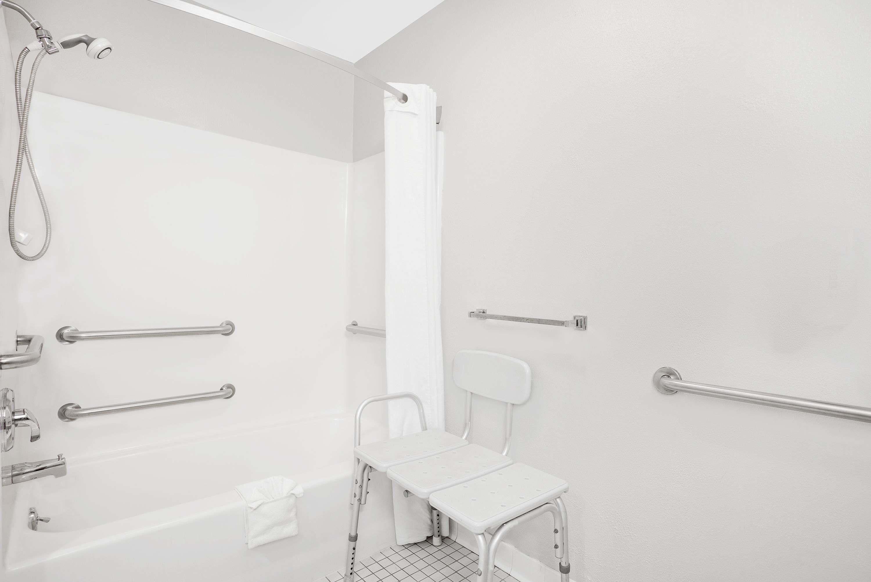 Combined shower/bathtub, free toiletries, hair dryer, towels
