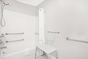 샤워기/욕조 결합, 무료 세면용품, 헤어드라이어, 타월