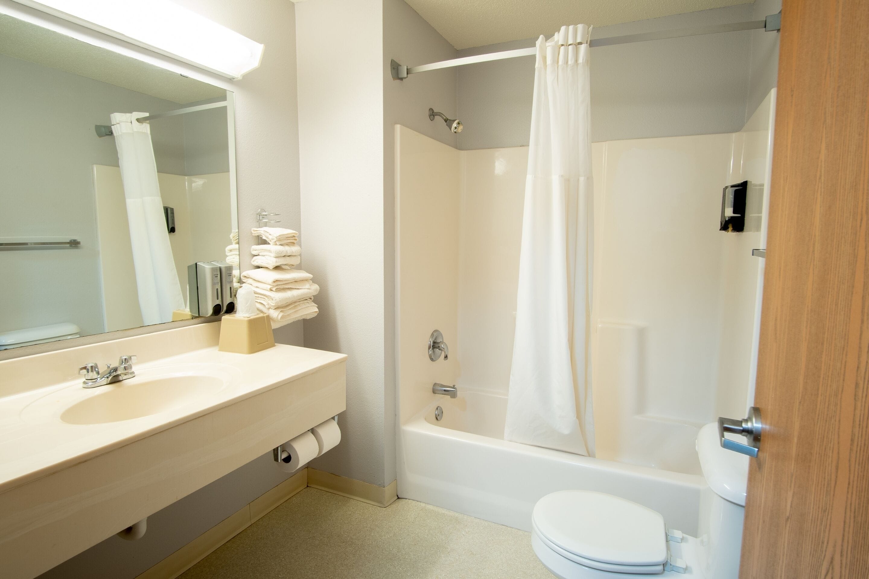 Combined shower/bathtub, rainfall showerhead, designer toiletries