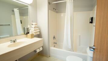 Combined shower/bathtub, rainfall showerhead, designer toiletries