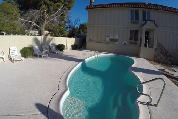 حمّام سباحة خارجي