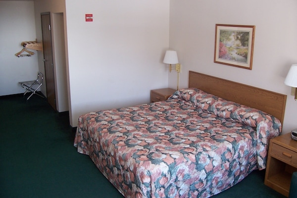 Standard Room, 1 King Bed, Non Smoking | Desk, WiFi (free), alarm clocks