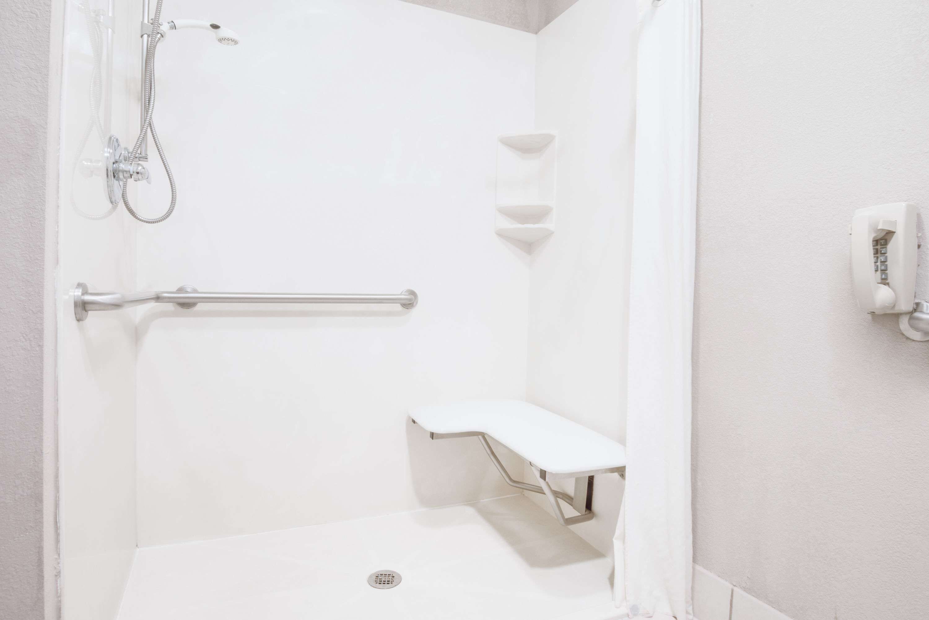 combined shower/bathtub, hair dryer, towels