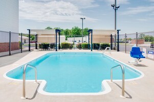 Seasonal outdoor pool, free cabanas, sun loungers