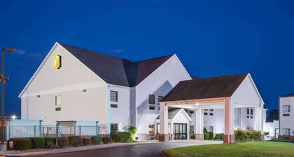 Super 8 by Wyndham Monett