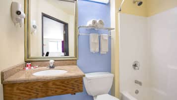 Bañera con ducha, secador de pelo, toallas