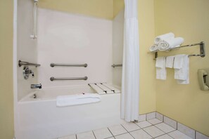 Zimmer, 1 Queen-Bett, barrierefrei, Nichtraucher | Badezimmer | Duschwanne, Haartrockner, Handtücher