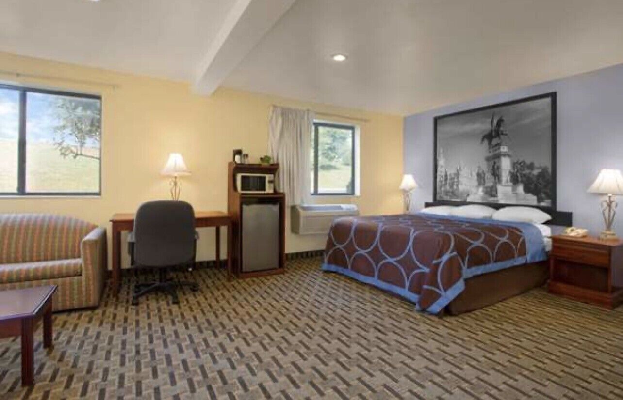 Suite, 1 King Bed, Hot Tub | Desk, free cribs/infant beds, rollaway beds, free WiFi