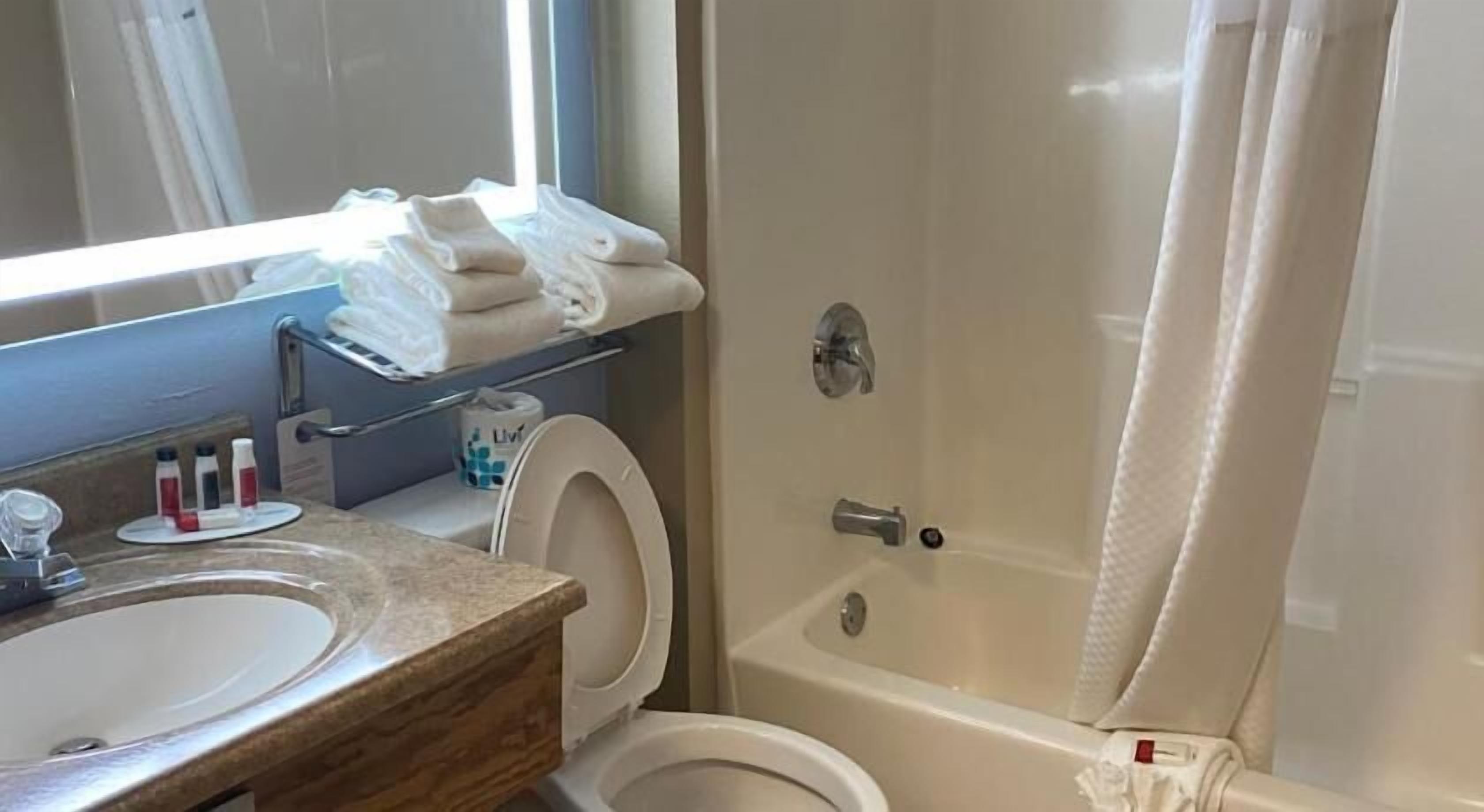 Bathroom | Combined shower/tub, hair dryer, towels