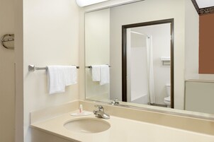 Bañera con ducha, artículos de tocador gratuitos, secador de pelo