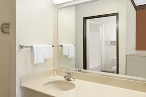 Suihkun ja ammeen yhdistelmä, ilmaiset hygieniatuotteet, hiustenkuivaaja