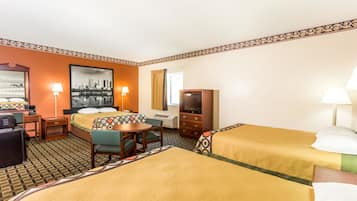 Camera d'albergo con due letti, una scrivania, una sedia, una TV e una finestra.