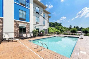 季节性开放的室外游泳池