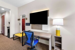 Standard Room, 1 King Bed, Non Smoking | Premium bedding, down comforters, blackout drapes, iron/ironing board