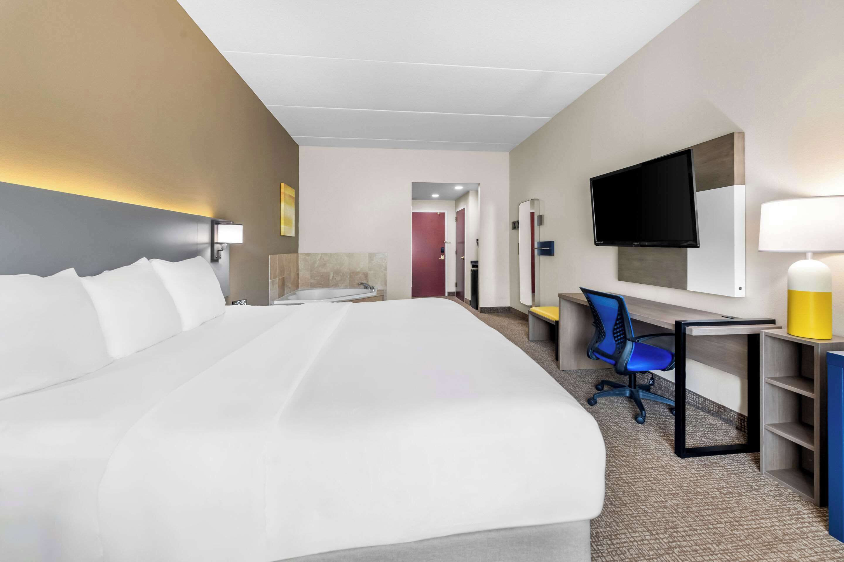 suite, 1 king bed | premium bedding, down duvets, blackout curtains, iron/ironing board