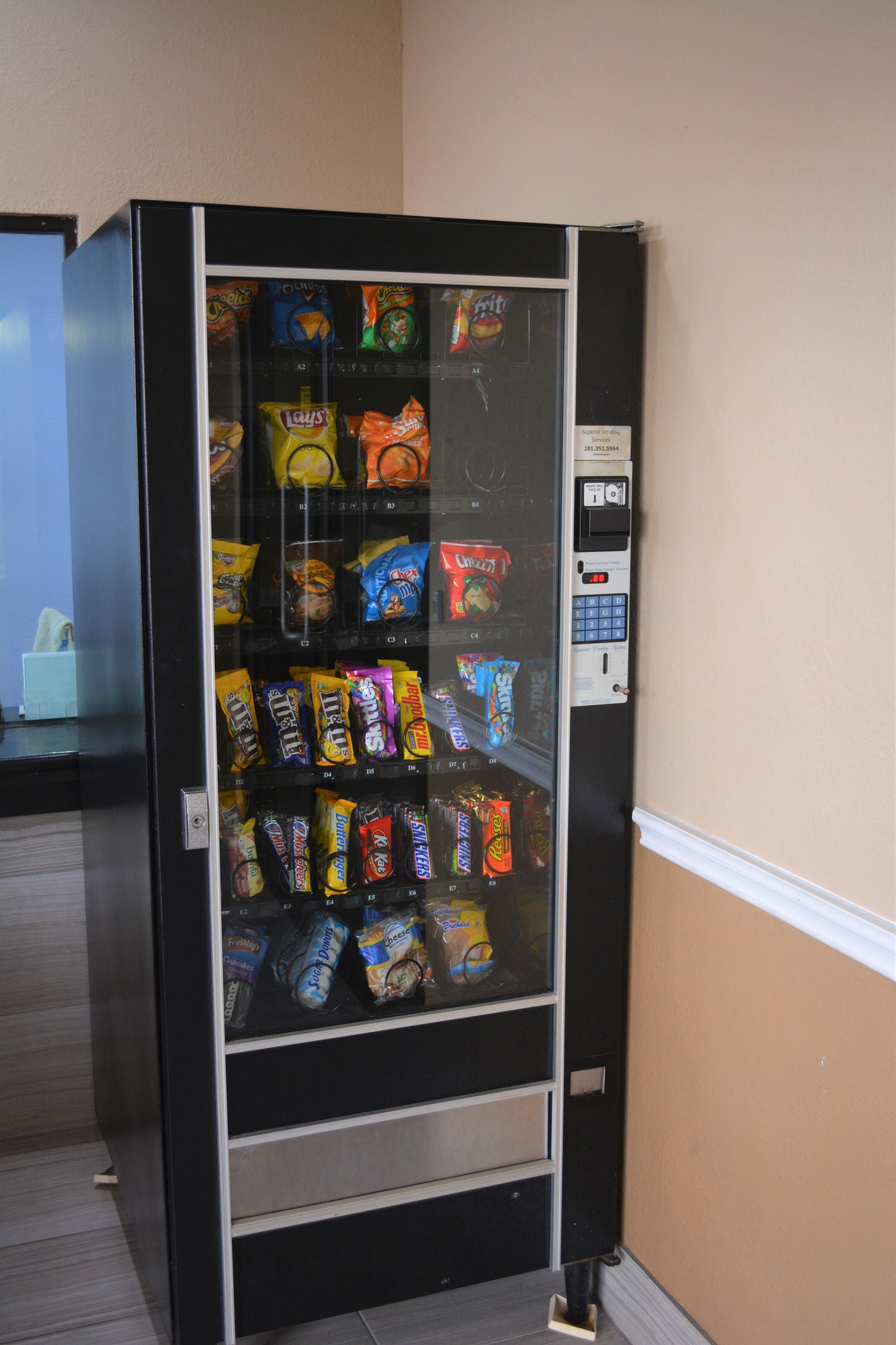 Ein Getränkeautomat mit verschiedenen Snacks.