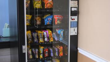 Ein Getränkeautomat mit verschiedenen Snacks.