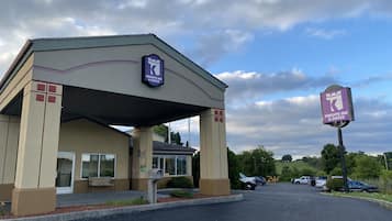 Knights Inn & Suites features a modern architectural design with a flat roof and a prominent entrance canopy.