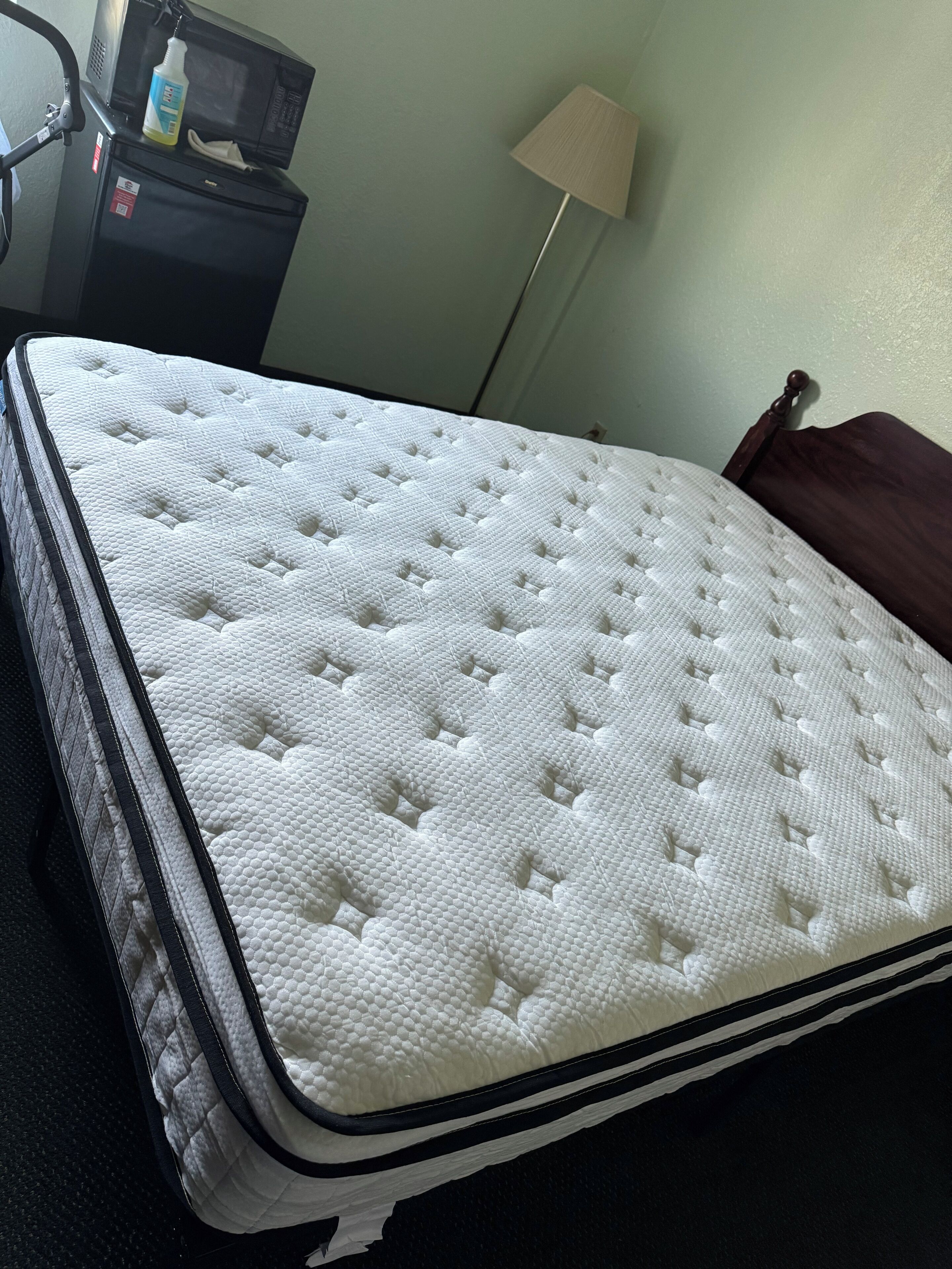 Dundyner, pengeskab på værelset, arbejdsområde til bærbare computere