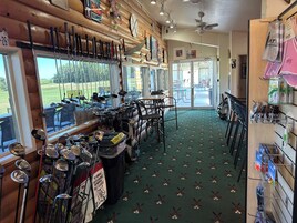 Refrigerador, microondas, mesa de comedor