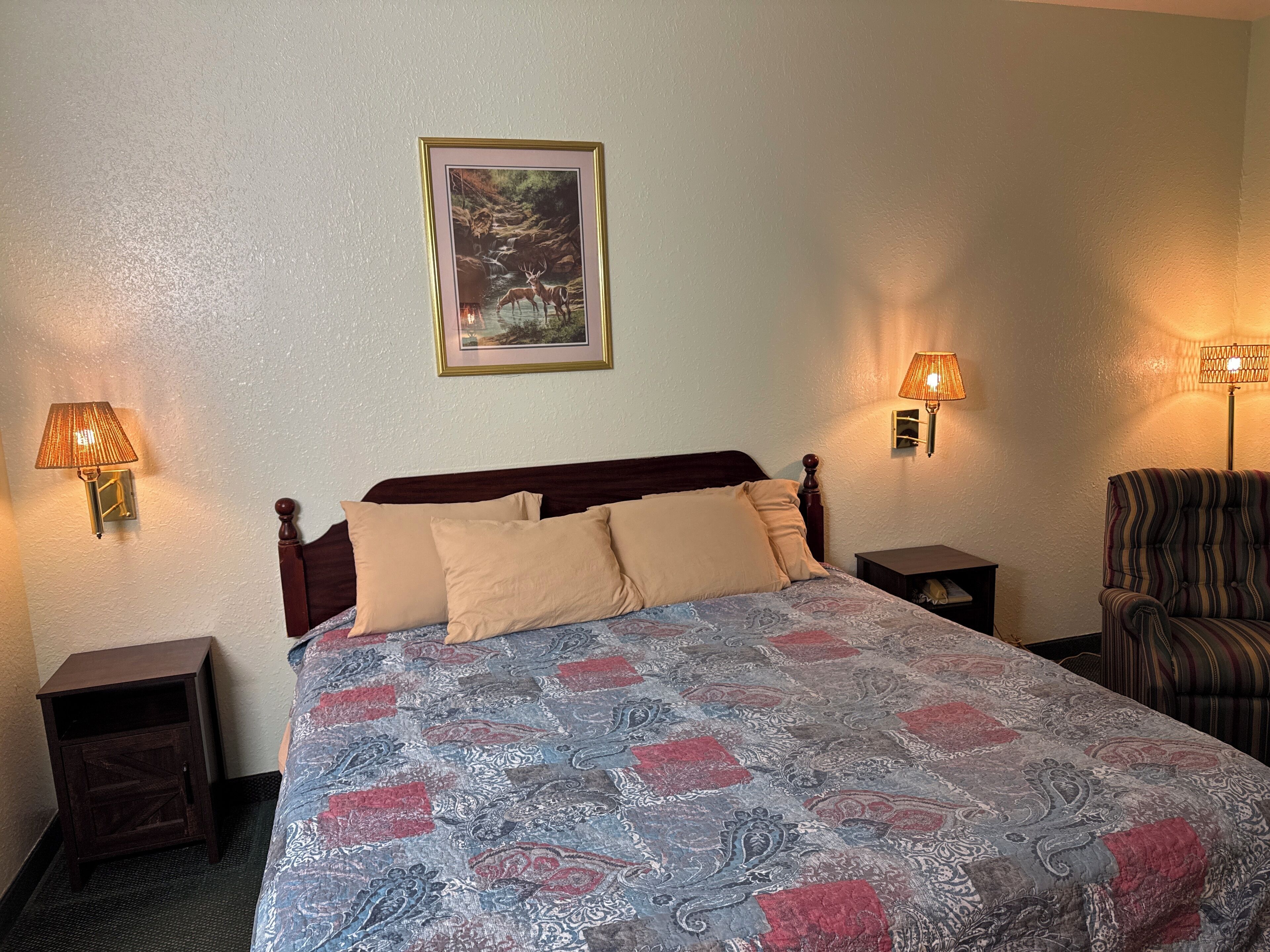 标准房, 1 张特大床 | 客房内保险箱、办公桌、笔记本电脑工作区、遮光窗帘